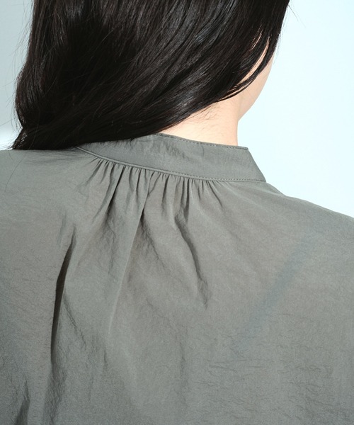 UNITED TOKYO（ユナイテッドトウキョウ）の「ボリュームスリーブギャザーブラウス｜ウォッシャブル/撥水/ストレッチ/春服（シャツ/ブラウス・レディース・ホワイト/カーキ・FREE）」の6枚目の写真