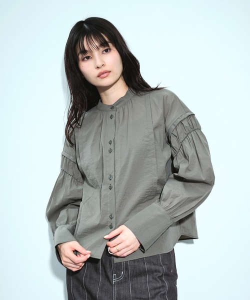 UNITED TOKYO（ユナイテッドトウキョウ）の「ボリュームスリーブギャザーブラウス｜ウォッシャブル/撥水/ストレッチ/春服（シャツ/ブラウス・レディース・ホワイト/カーキ・FREE）」の10枚目の写真