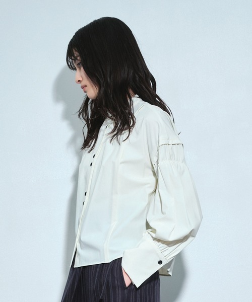 UNITED TOKYO（ユナイテッドトウキョウ）の「ボリュームスリーブギャザーブラウス｜ウォッシャブル/撥水/ストレッチ/春服（シャツ/ブラウス・レディース・ホワイト/カーキ・FREE）」の17枚目の写真