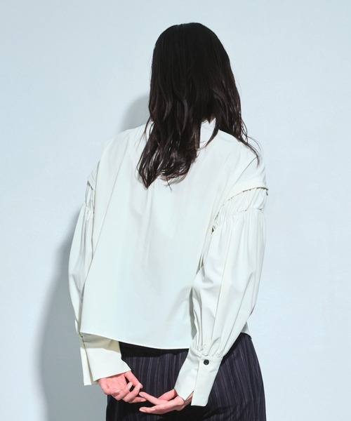 UNITED TOKYO（ユナイテッドトウキョウ）の「ボリュームスリーブギャザーブラウス｜ウォッシャブル/撥水/ストレッチ/春服（シャツ/ブラウス・レディース・ホワイト/カーキ・FREE）」の16枚目の写真