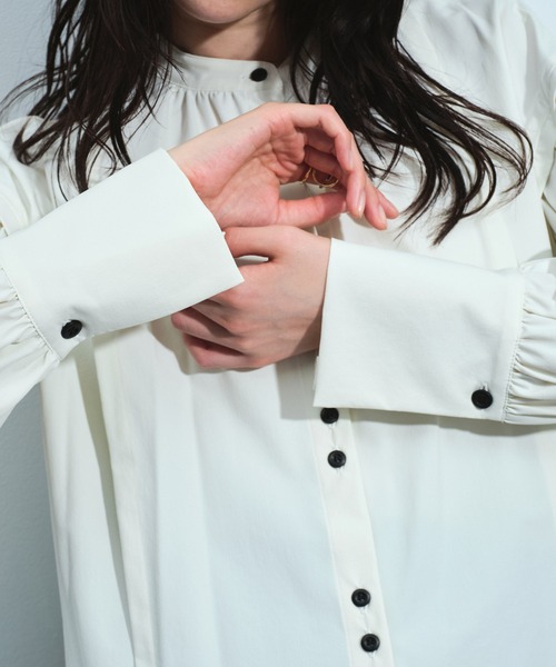 UNITED TOKYO（ユナイテッドトウキョウ）の「ボリュームスリーブギャザーブラウス｜ウォッシャブル/撥水/ストレッチ/春服（シャツ/ブラウス・レディース・ホワイト/カーキ・FREE）」の13枚目の写真