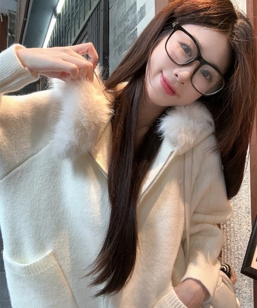 gossip！ロサンゼルス（ゴシップロサンゼルス）の「Y2K エコファー フード ジップアップ  パーカー（パーカー・レディース・オフホワイト/ブラウン/グレー/ブルー・FREE）」の11枚目の写真