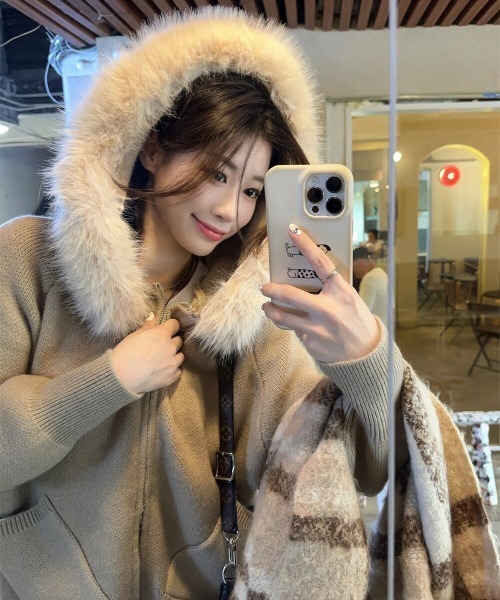 gossip！ロサンゼルス（ゴシップロサンゼルス）の「Y2K エコファー フード ジップアップ  パーカー（パーカー・レディース・オフホワイト/ブラウン/グレー/ブルー・FREE）」の16枚目の写真