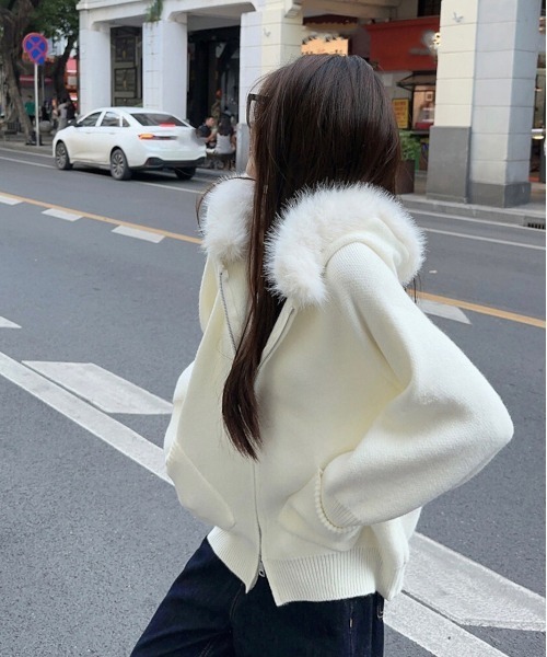 gossip！ロサンゼルス（ゴシップロサンゼルス）の「Y2K エコファー フード ジップアップ  パーカー（パーカー・レディース・オフホワイト/ブラウン/グレー/ブルー・FREE）」の9枚目の写真