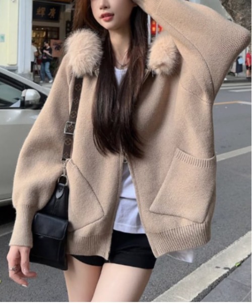 gossip！ロサンゼルス（ゴシップロサンゼルス）の「Y2K エコファー フード ジップアップ  パーカー（パーカー・レディース・オフホワイト/ブラウン/グレー/ブルー・FREE）」の19枚目の写真