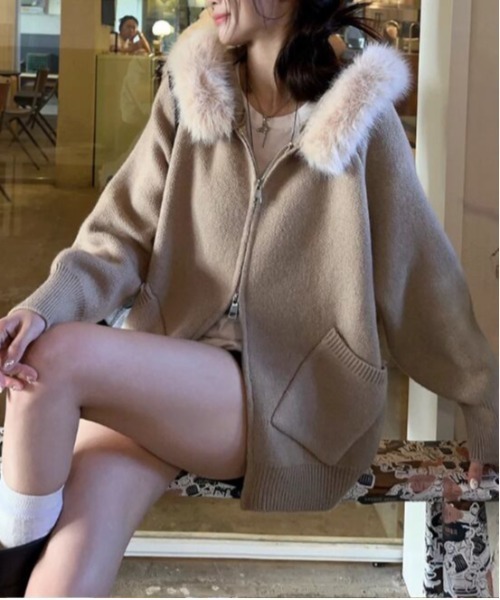 gossip！ロサンゼルス（ゴシップロサンゼルス）の「Y2K エコファー フード ジップアップ  パーカー（パーカー・レディース・オフホワイト/ブラウン/グレー/ブルー・FREE）」の21枚目の写真