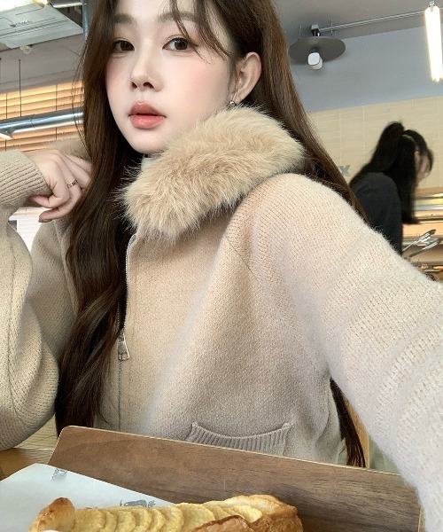 gossip！ロサンゼルス（ゴシップロサンゼルス）の「Y2K エコファー フード ジップアップ  パーカー（パーカー・レディース・オフホワイト/ブラウン/グレー/ブルー・FREE）」の22枚目の写真