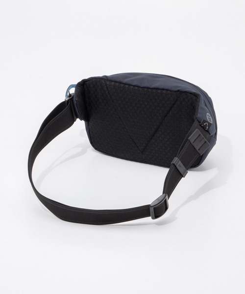 pacsafe(パックセーフ)の「PACKSAFE Vibe 100 hip pack パックセーフ バイブ ウエストバック(ボディバッグ/ウエストポーチ・メンズ・ブラック/ネイビー・FREE)」の20枚目の写真