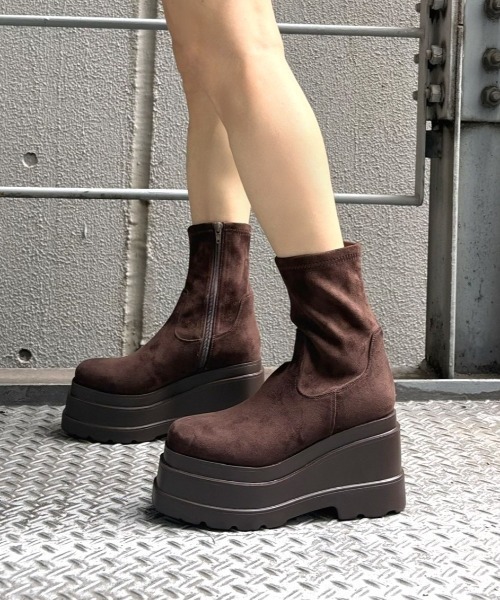 R&E(アールアンドイー)の「《新色追加!》【R&E】トリプルソール厚底ストレッチショートブーツ(ブーツ・レディース・アイボリー/ブラック/ブラウン/ダークブラウン系・S/M/L/LL)」の4枚目の写真