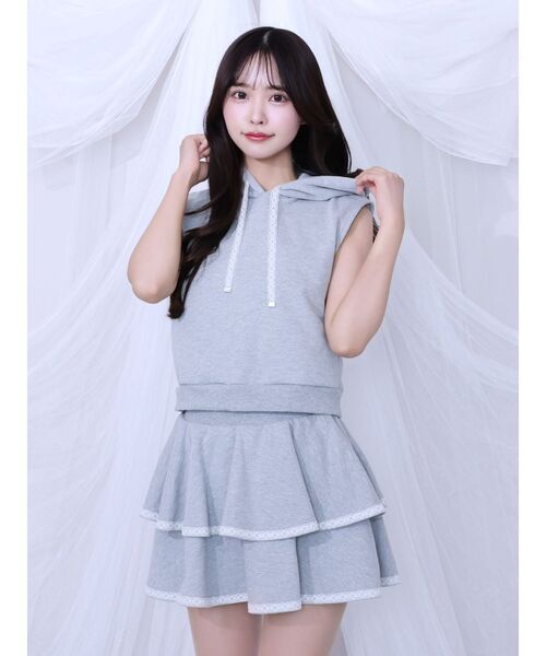 EATME(イートミー)の「フードノースリーブTOP×フレアミニスカート(セットアップ)(ワンピース・レディース・グレー/アイボリー・FREE)」の4枚目の写真