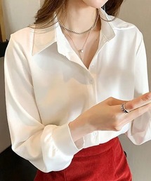 とろみ素材とボタンデザインで魅せる、大人の余裕。上品な艶感がきれいめスタイルを格上げするシンプル春ブラウス。