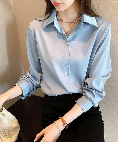 maison de LATIR(メゾンドラティール)の「とろみ素材とボタンデザインで魅せる、大人の余裕。上品な艶感がきれいめスタイルを格上げするシンプル春ブラウス。(シャツ/ブラウス・レディース・ブルー/ホワイト/ピンク/ベージュ/ブラック・ONESIZE)」の22枚目の写真