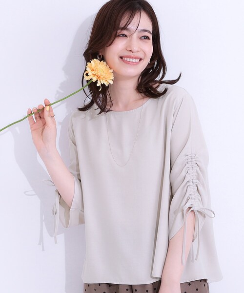 DRESKIP（ドレスキップ）の「【高レビュー/セットアップ可】お袖シャーリング 麻調ブラウス（シャツ/ブラウス・レディース・ライトベージュ/グリーン系/ネイビー・01/02/03/04）」の2枚目の写真