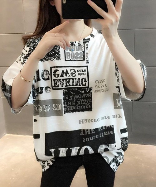 LETee(レティー)の「存在感抜群の総柄ボックスプリント♪1枚で映えるオーバーサイズロゴTシャツ(Tシャツ/カットソー・レディース・グレー/ピンク・FREE)」の1枚目の写真
