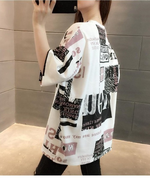 LETee(レティー)の「存在感抜群の総柄ボックスプリント♪1枚で映えるオーバーサイズロゴTシャツ(Tシャツ/カットソー・レディース・グレー/ピンク・FREE)」の2枚目の写真