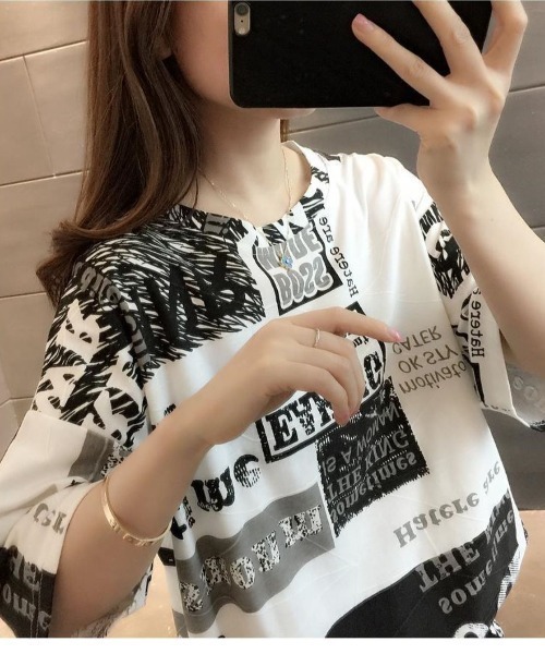 LETee(レティー)の「存在感抜群の総柄ボックスプリント♪1枚で映えるオーバーサイズロゴTシャツ(Tシャツ/カットソー・レディース・グレー/ピンク・FREE)」の4枚目の写真