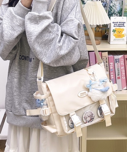 gossip!ロサンゼルス(ゴシップロサンゼルス)の「大容量 クロスボディバッグ 痛バッグ(ショルダーバッグ・レディース・ブラック/オフホワイト/ベージュ・FREE)」の9枚目の写真