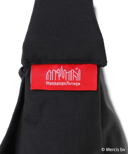 Manhattan Portage(マンハッタンポーテージ)の「DUET SHOULDER BAG 500D CORDURA MIFFY 70TH(ショルダーバッグ・レディース・ブラック・SMALL)」の6枚目の写真