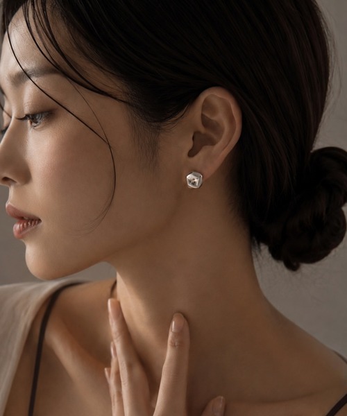 United store(ユナイテッドストア)の「チャンキーピアス【金属アレルギー対応】(ピアス(両耳用)・レディース・シルバー/ゴールド・FREE)」の2枚目の写真