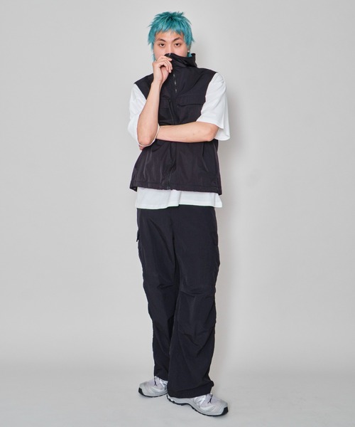 WEGO(ウィゴー)の「WEGO/フードナイロンベスト(ベスト・メンズ・ブラック・MEDIUM/LARGE)」の2枚目の写真