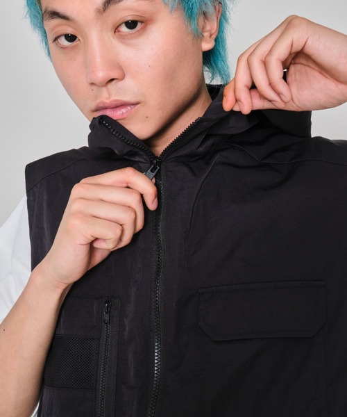WEGO(ウィゴー)の「WEGO/フードナイロンベスト(ベスト・メンズ・ブラック・MEDIUM/LARGE)」の4枚目の写真