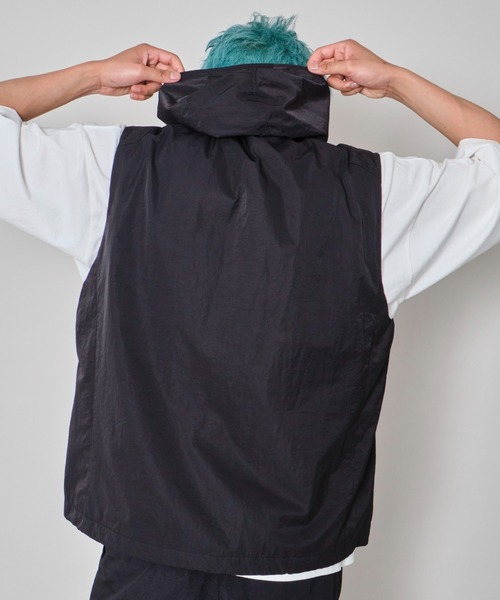 WEGO(ウィゴー)の「WEGO/フードナイロンベスト(ベスト・メンズ・ブラック・MEDIUM/LARGE)」の12枚目の写真