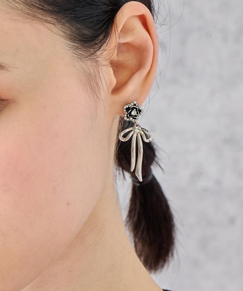 ANAP(アナップ)の「ラインリボン ローズ ピアス(ピアス(両耳用)・レディース・シルバー・FREE)」の1枚目の写真