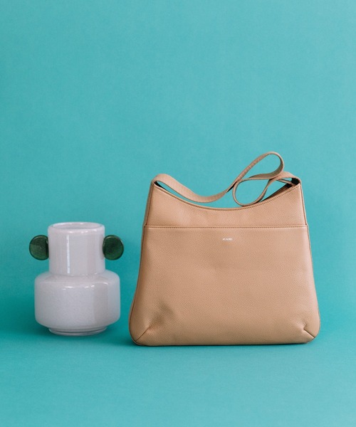 Beau're(ヴュレ)の「BEAURE One ショルダー Flat Bag(ショルダーバッグ・レディース・グレイッシュベージュ/ベージュ/ブラック・FREE)」の1枚目の写真