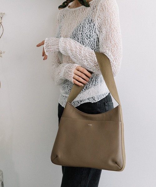 Beau're(ヴュレ)の「BEAURE One ショルダー Flat Bag(ショルダーバッグ・レディース・グレイッシュベージュ/ベージュ/ブラック・FREE)」の3枚目の写真