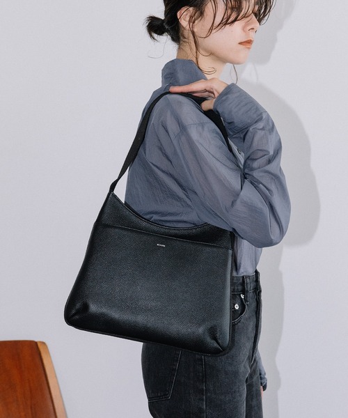 Beau're(ヴュレ)の「BEAURE One ショルダー Flat Bag(ショルダーバッグ・レディース・グレイッシュベージュ/ベージュ/ブラック・FREE)」の2枚目の写真