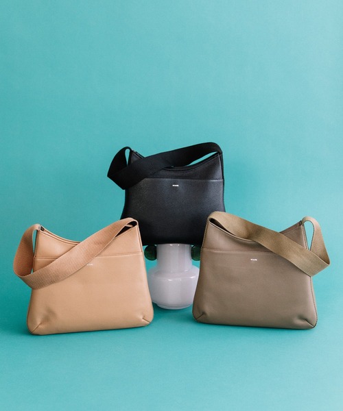 Beau're(ヴュレ)の「BEAURE One ショルダー Flat Bag(ショルダーバッグ・レディース・グレイッシュベージュ/ベージュ/ブラック・FREE)」の4枚目の写真