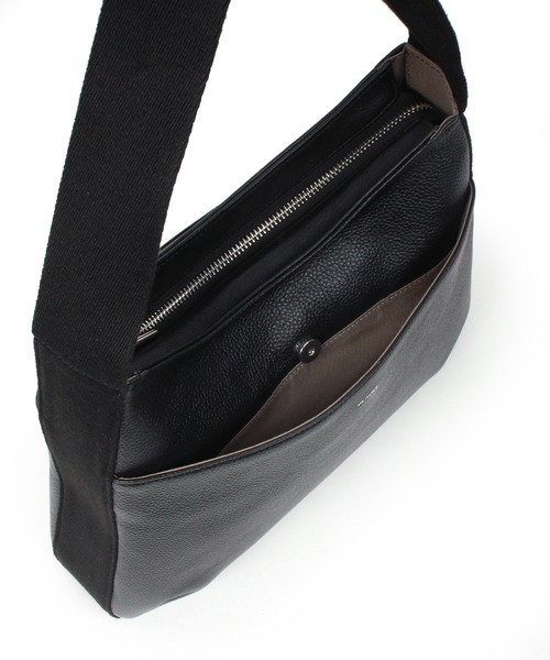 Beau're(ヴュレ)の「BEAURE One ショルダー Flat Bag(ショルダーバッグ・レディース・グレイッシュベージュ/ベージュ/ブラック・FREE)」の19枚目の写真