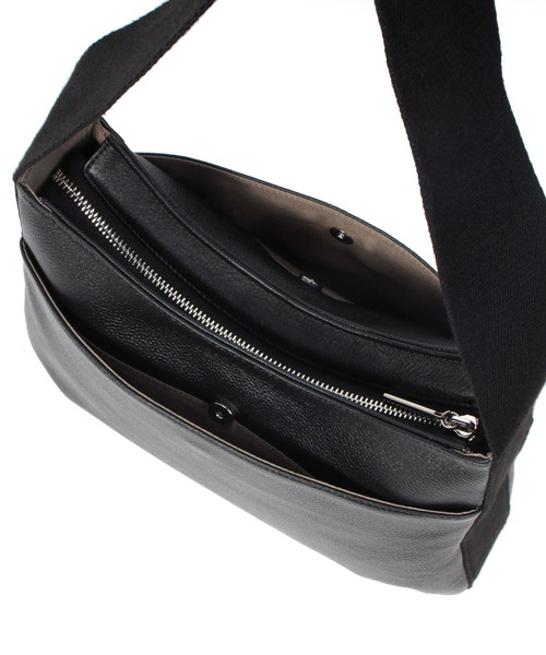 Beau're(ヴュレ)の「BEAURE One ショルダー Flat Bag(ショルダーバッグ・レディース・グレイッシュベージュ/ベージュ/ブラック・FREE)」の20枚目の写真