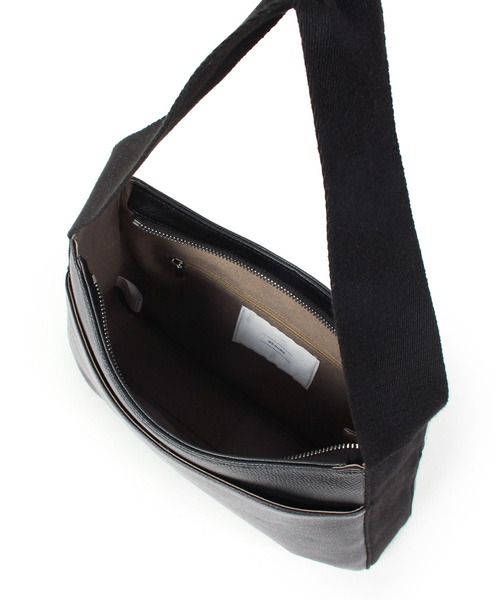 Beau're(ヴュレ)の「BEAURE One ショルダー Flat Bag(ショルダーバッグ・レディース・グレイッシュベージュ/ベージュ/ブラック・FREE)」の21枚目の写真