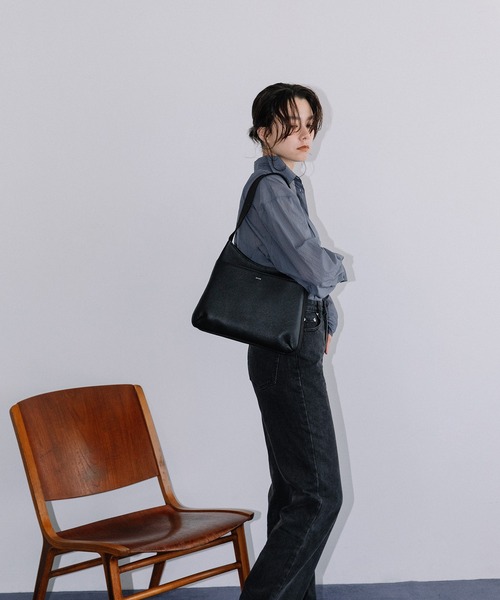 Beau're(ヴュレ)の「BEAURE One ショルダー Flat Bag(ショルダーバッグ・レディース・グレイッシュベージュ/ベージュ/ブラック・FREE)」の6枚目の写真