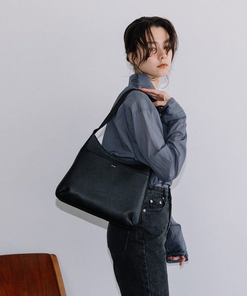 Beau're(ヴュレ)の「BEAURE One ショルダー Flat Bag(ショルダーバッグ・レディース・グレイッシュベージュ/ベージュ/ブラック・FREE)」の7枚目の写真