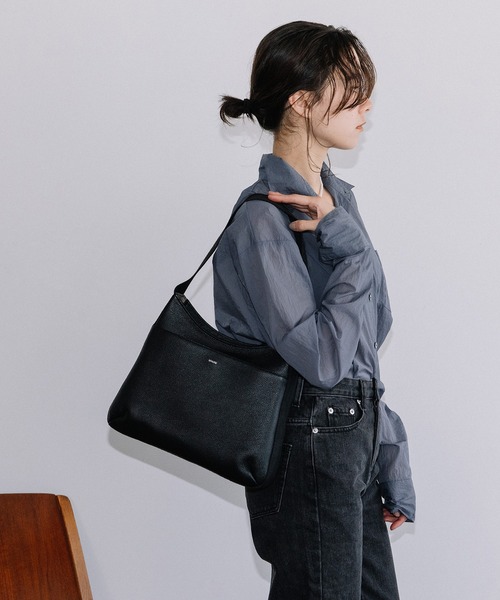 Beau're(ヴュレ)の「BEAURE One ショルダー Flat Bag(ショルダーバッグ・レディース・グレイッシュベージュ/ベージュ/ブラック・FREE)」の8枚目の写真