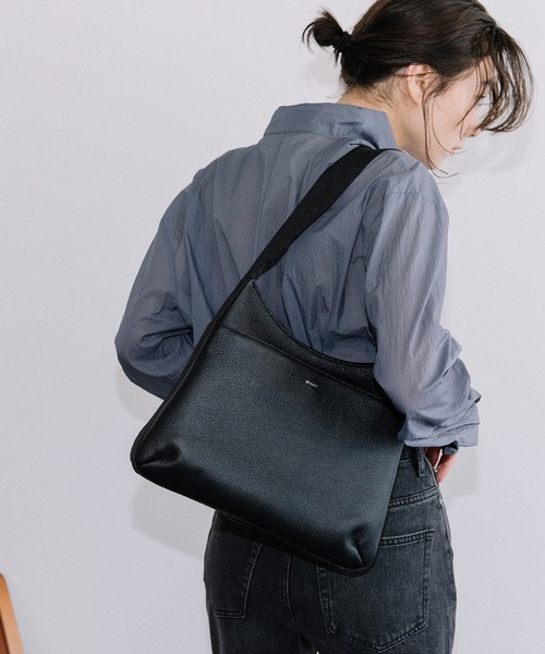 Beau're(ヴュレ)の「BEAURE One ショルダー Flat Bag(ショルダーバッグ・レディース・グレイッシュベージュ/ベージュ/ブラック・FREE)」の9枚目の写真