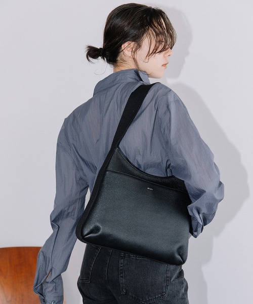 Beau're(ヴュレ)の「BEAURE One ショルダー Flat Bag(ショルダーバッグ・レディース・グレイッシュベージュ/ベージュ/ブラック・FREE)」の10枚目の写真