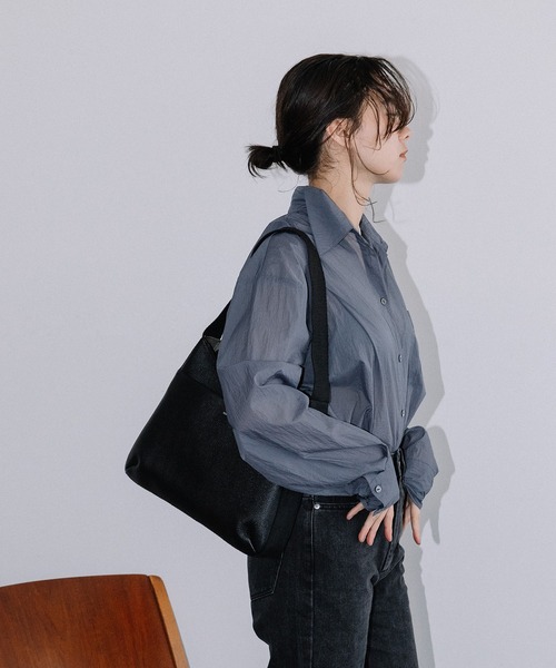 Beau're(ヴュレ)の「BEAURE One ショルダー Flat Bag(ショルダーバッグ・レディース・グレイッシュベージュ/ベージュ/ブラック・FREE)」の11枚目の写真