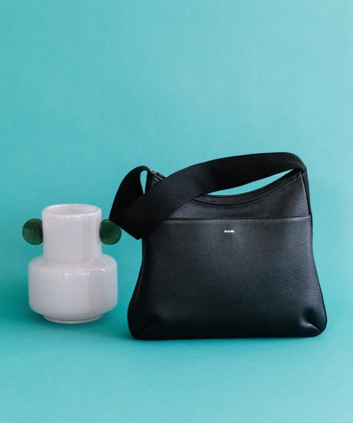 Beau're(ヴュレ)の「BEAURE One ショルダー Flat Bag(ショルダーバッグ・レディース・グレイッシュベージュ/ベージュ/ブラック・FREE)」の5枚目の写真