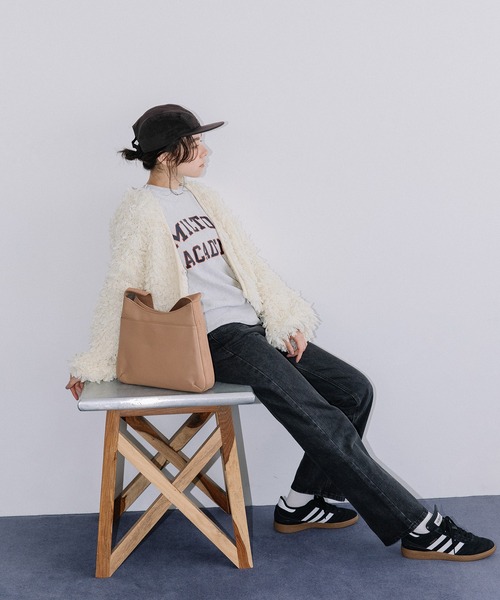 Beau're(ヴュレ)の「BEAURE One ショルダー Flat Bag(ショルダーバッグ・レディース・グレイッシュベージュ/ベージュ/ブラック・FREE)」の13枚目の写真