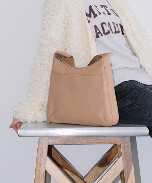 Beau're(ヴュレ)の「BEAURE One ショルダー Flat Bag(ショルダーバッグ・レディース・グレイッシュベージュ/ベージュ/ブラック・FREE)」の12枚目の写真