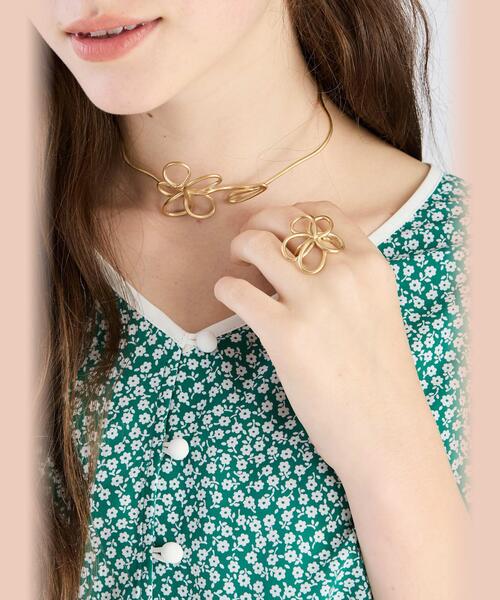 To b. by agnes b.（トゥービーバイアニエスベー）の「フラワー リング（リング・レディース・ゴールド・FREE）」の3枚目の写真