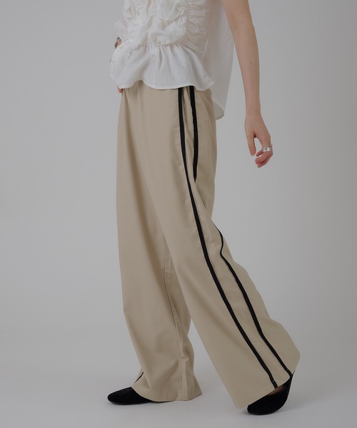 MUHET(ミュエータ)の「double line easy pants / ラインイージーパンツ(スラックス・レディース・チャコールグレー/ベージュ・MEDIUM/LARGE/SMALL)」の2枚目の写真