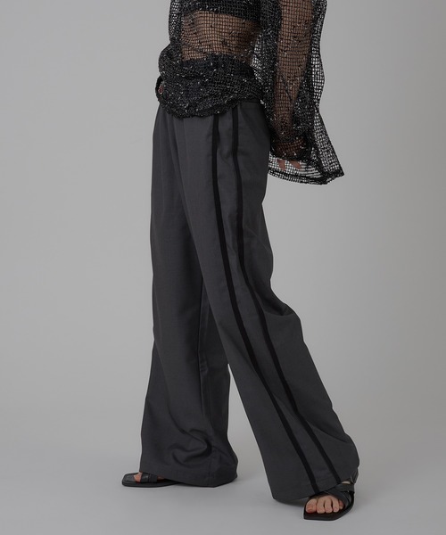 MUHET(ミュエータ)の「double line easy pants / ラインイージーパンツ(スラックス・レディース・チャコールグレー/ベージュ・MEDIUM/LARGE/SMALL)」の1枚目の写真