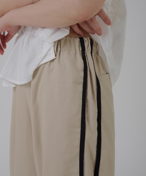 MUHET(ミュエータ)の「double line easy pants / ラインイージーパンツ(スラックス・レディース・チャコールグレー/ベージュ・MEDIUM/LARGE/SMALL)」の6枚目の写真