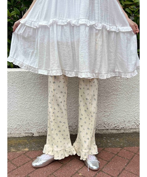 WC(ダブル シー)の「《2025新作》リトルフラワーフリルフレアパンツ(その他パンツ・レディース・ピンク/グレー/アイボリー・FREE)」の1枚目の写真