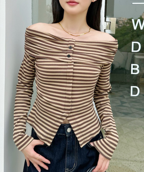 Ada.(エイダ)の「オフショル 長袖 ボタンデザイン トップス(Tシャツ/カットソー・レディース・ベージュ系その他/ホワイト/ブラック×ホワイト/ブラック・FREE)」の4枚目の写真