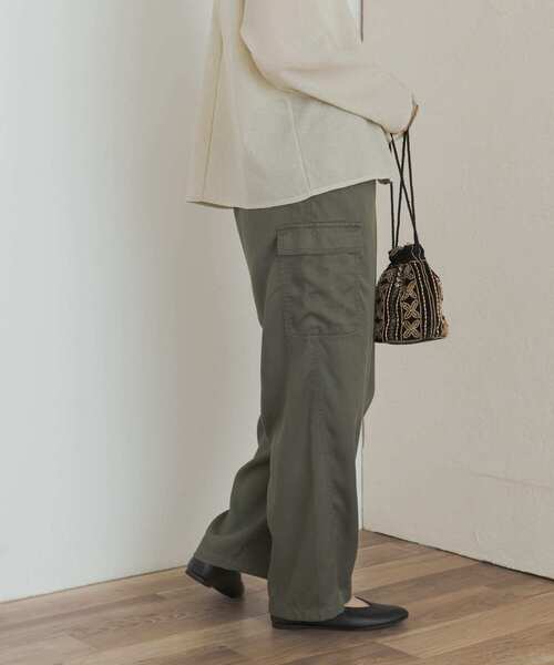 URBAN RESEARCH DOORS(アーバンリサーチドアーズ)の「イージーカーゴパンツ(その他パンツ・レディース・カーキ/ブラック・MEDIUM/SMALL)」の9枚目の写真